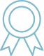Icône de médaille ou badge d'excellence bleu clair. Un cercle double bordure surmonte deux rubans pendants, symbolisant qualité et récompense.